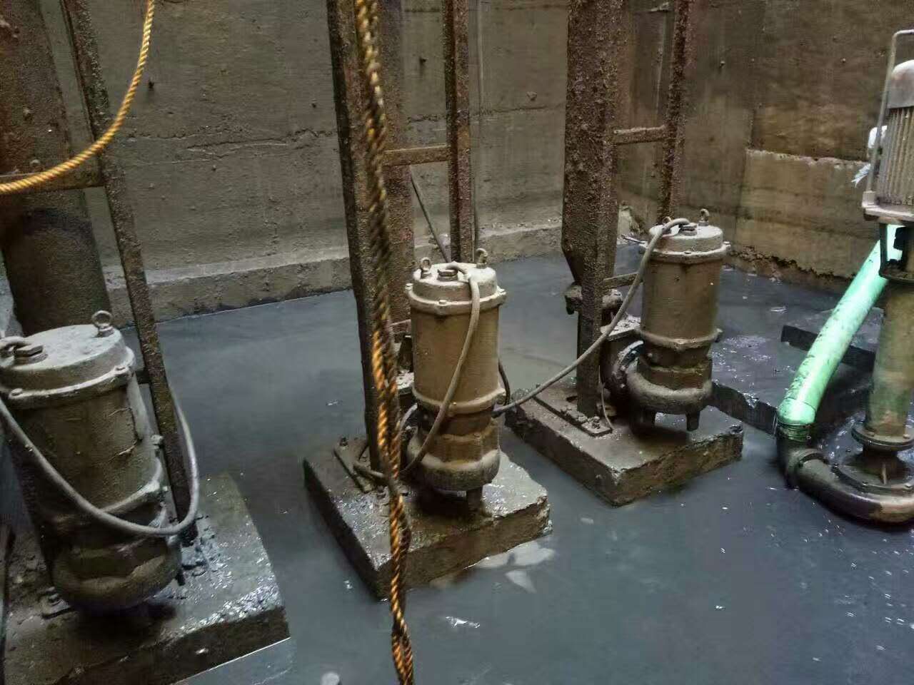 胡场镇污水池清理