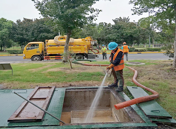 胡场镇化油池清理