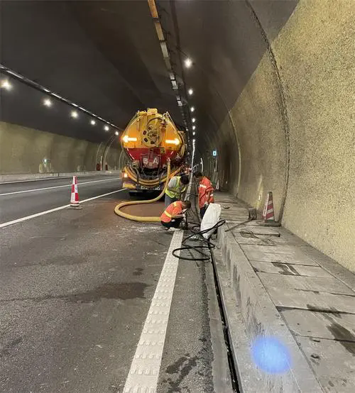 胡场镇隧道排水渠清淤